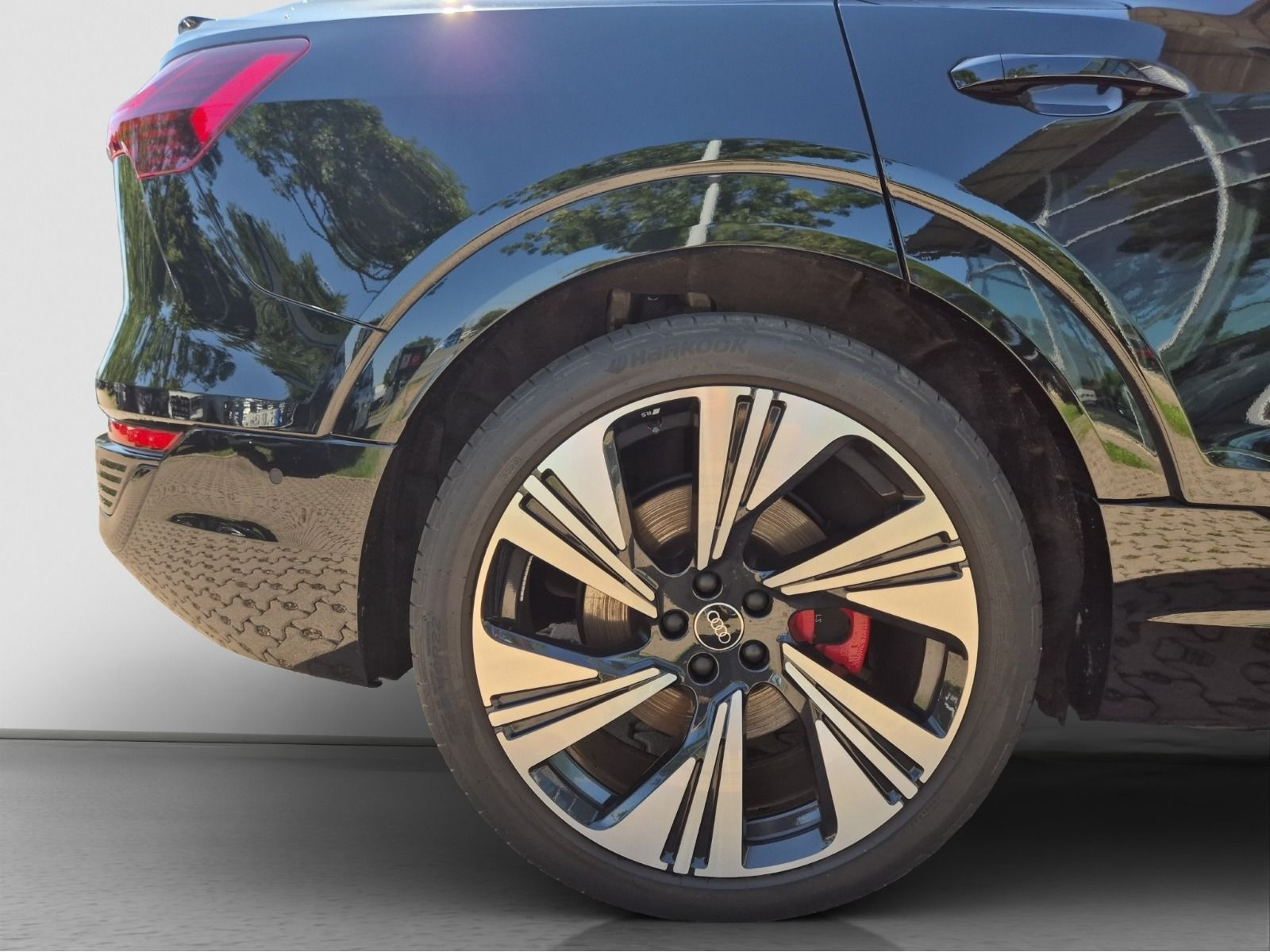 Audi - Q8 e-tron_23