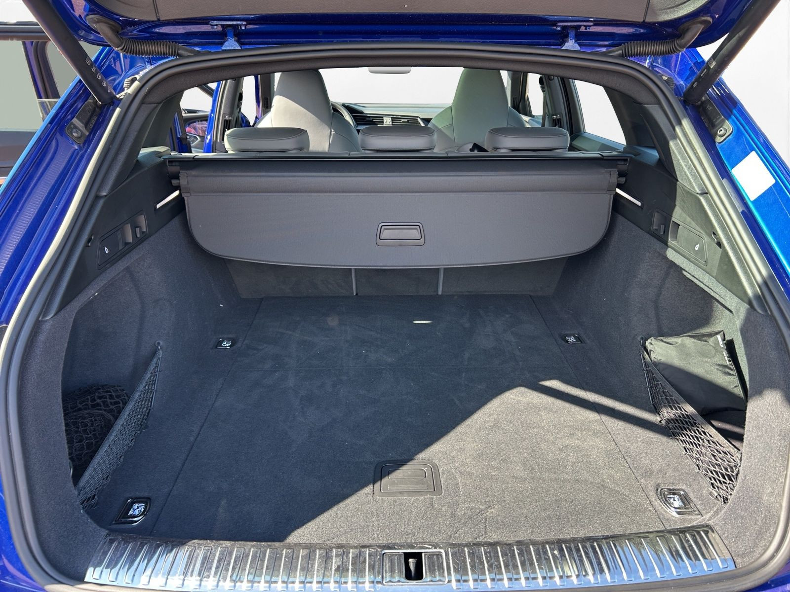 Audi - Q8 e-tron_12