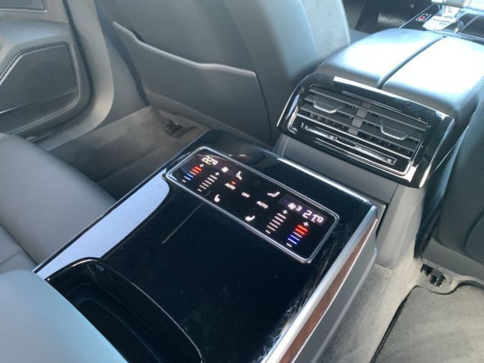 Audi - A8_22