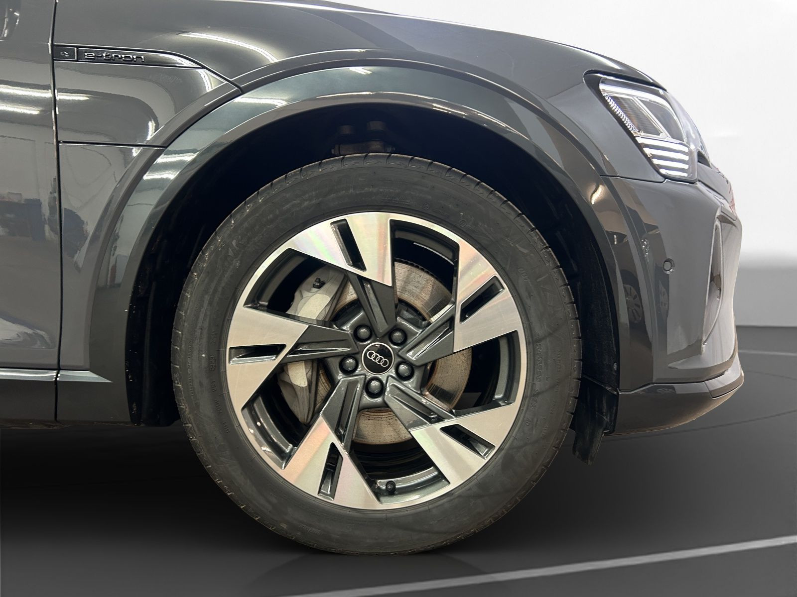 Audi - Q8 Sportback e-tron_13