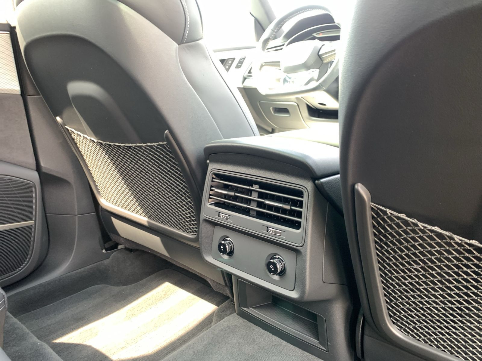 Audi - Q8_20