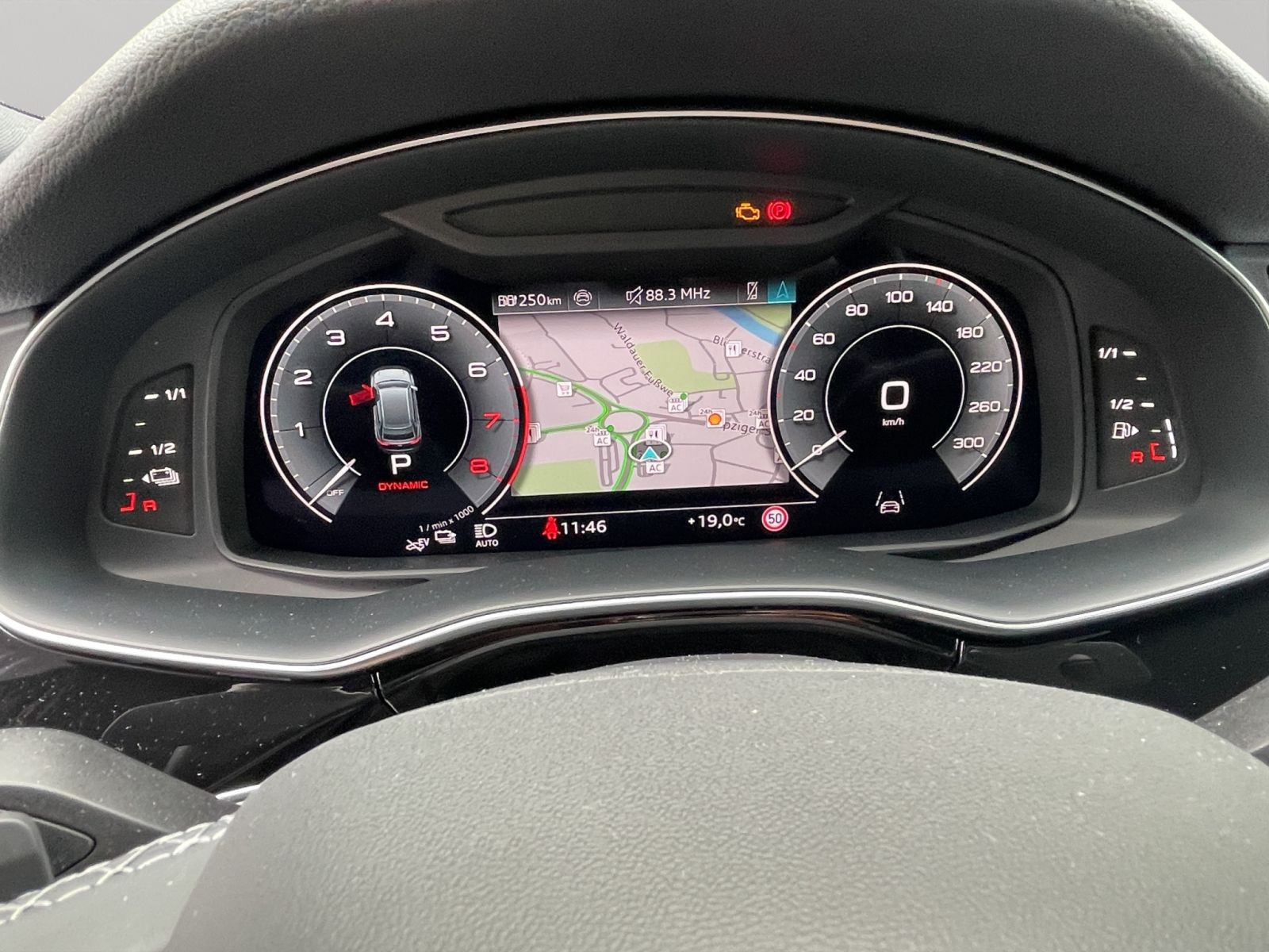 Audi - Q8_13