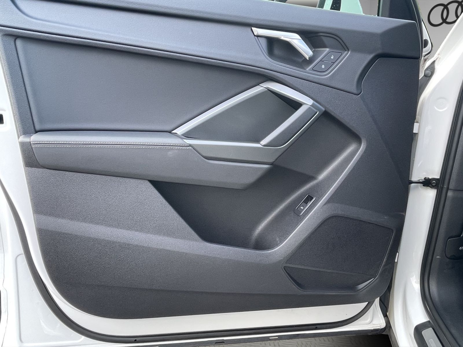 Audi - Q3_16