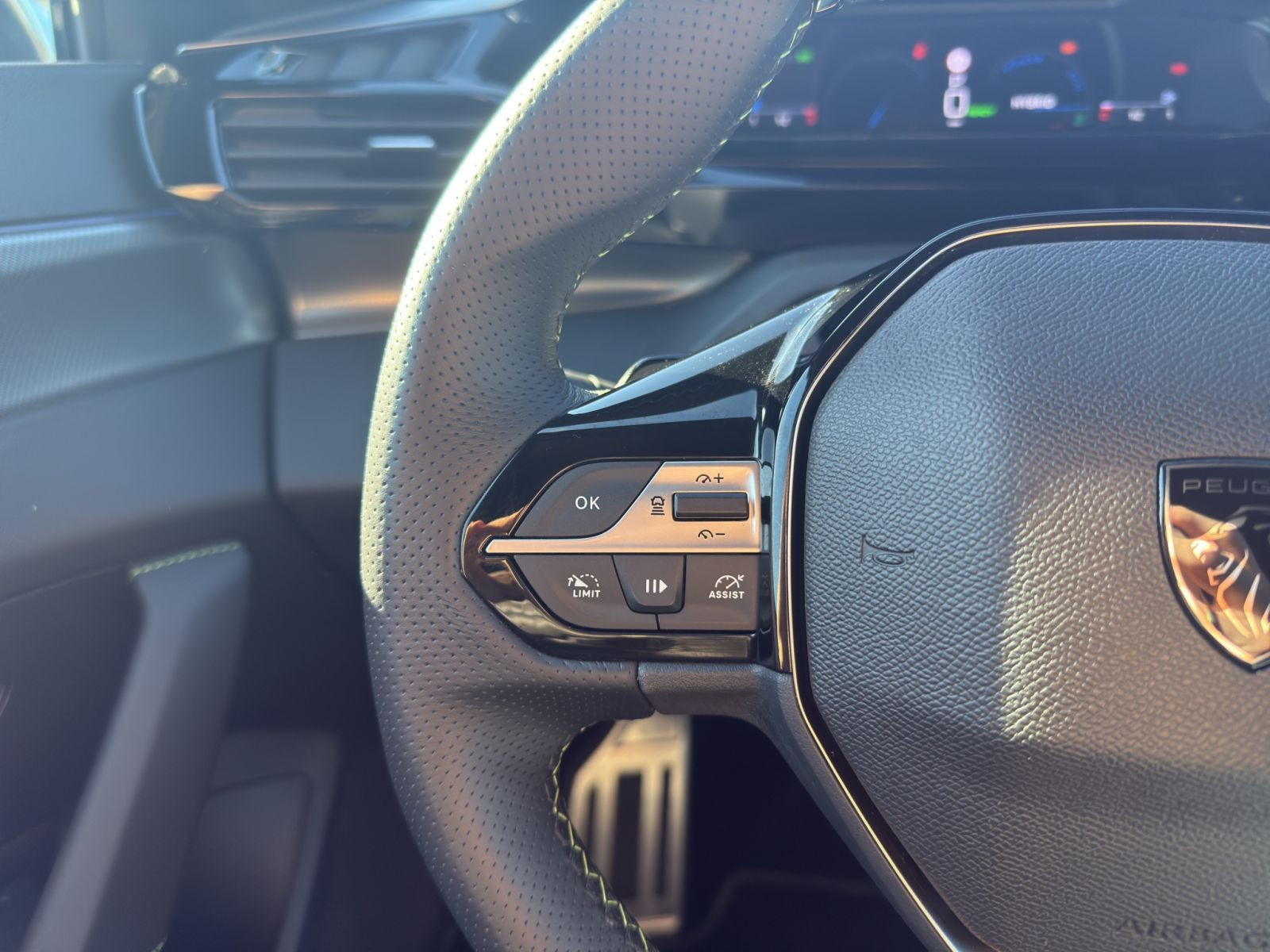 Peugeot - 408_18