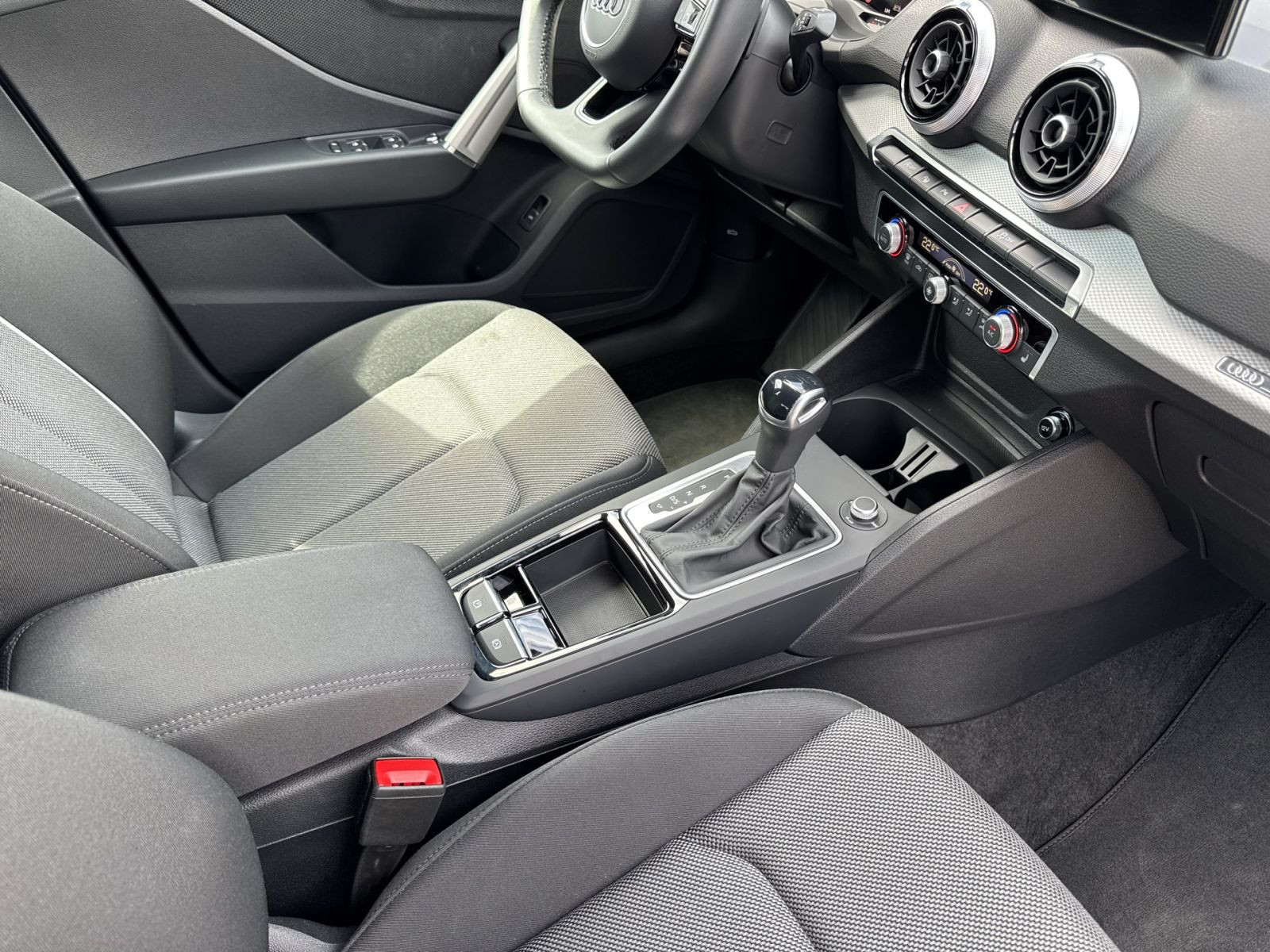 Audi - Q2_27