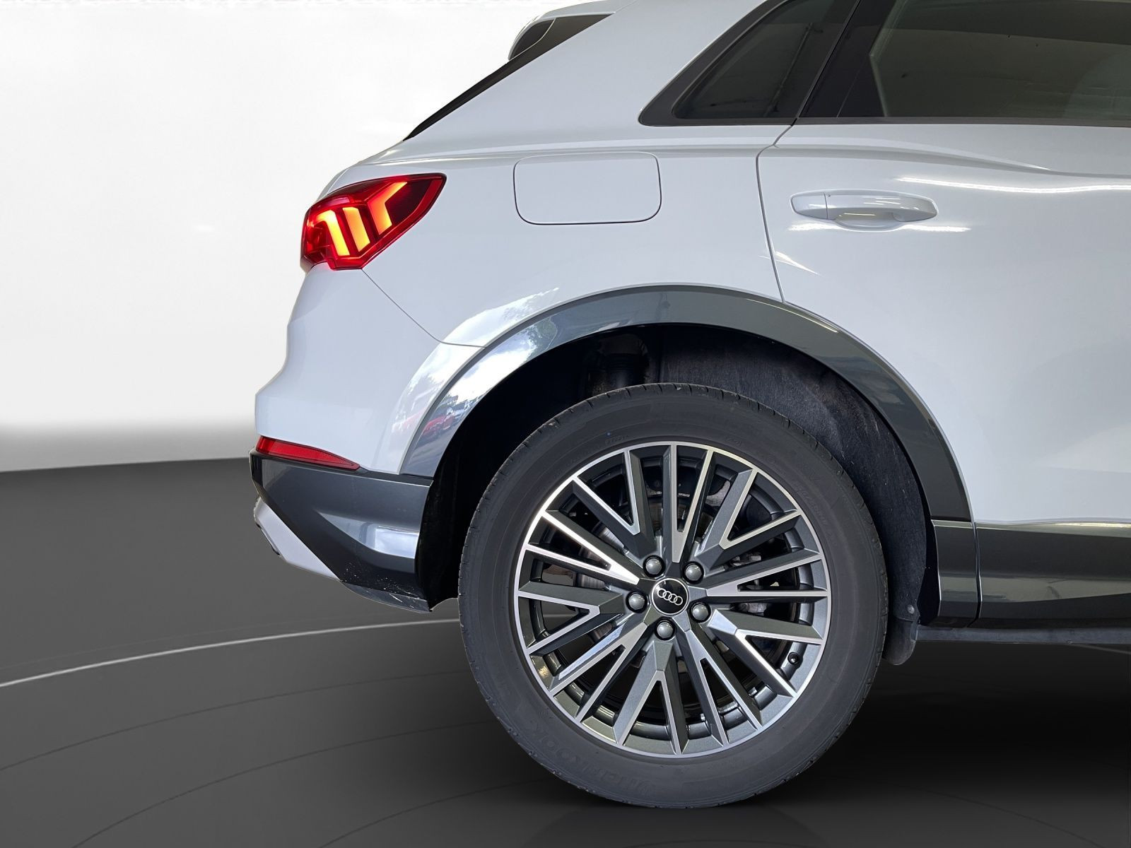 Audi - Q3_16