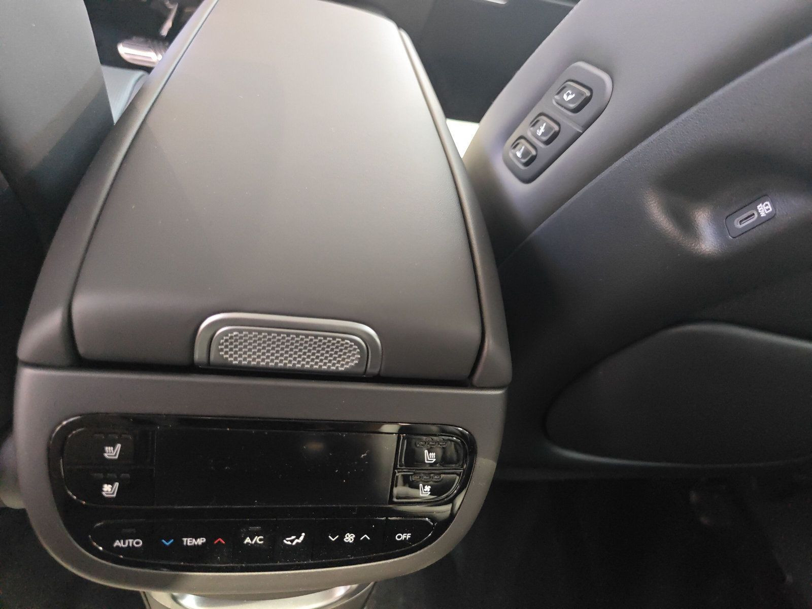 Hyundai - IONIQ 9_10