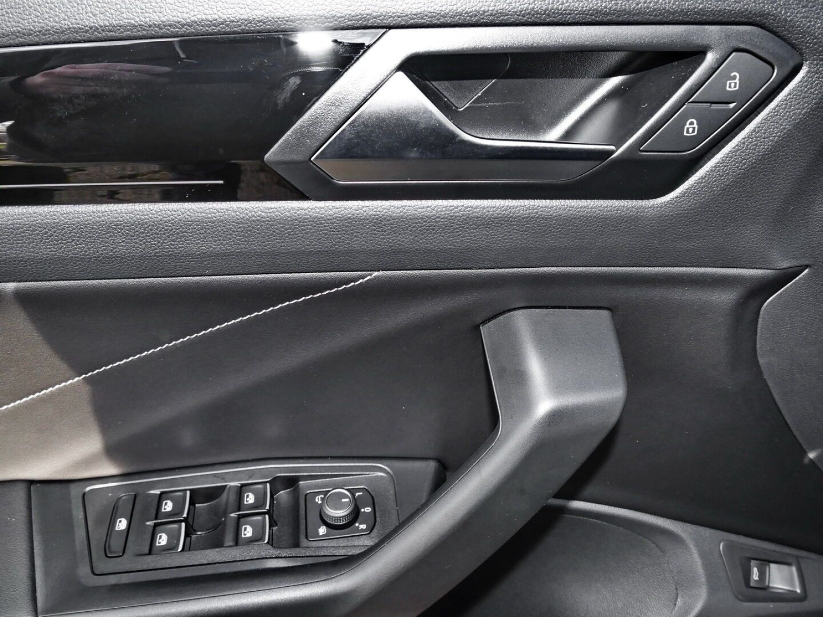 Volkswagen - T-Roc_12