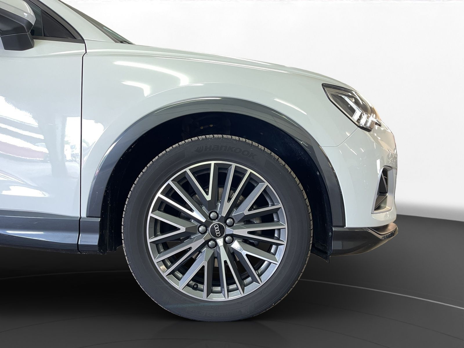 Audi - Q3_15