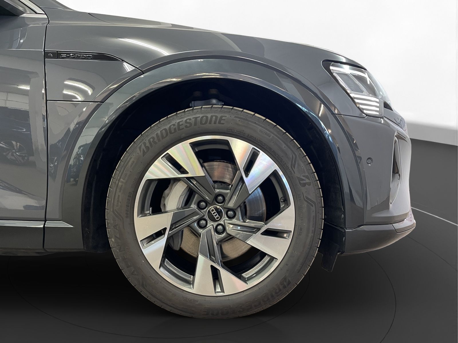 Audi - Q8 e-tron_13