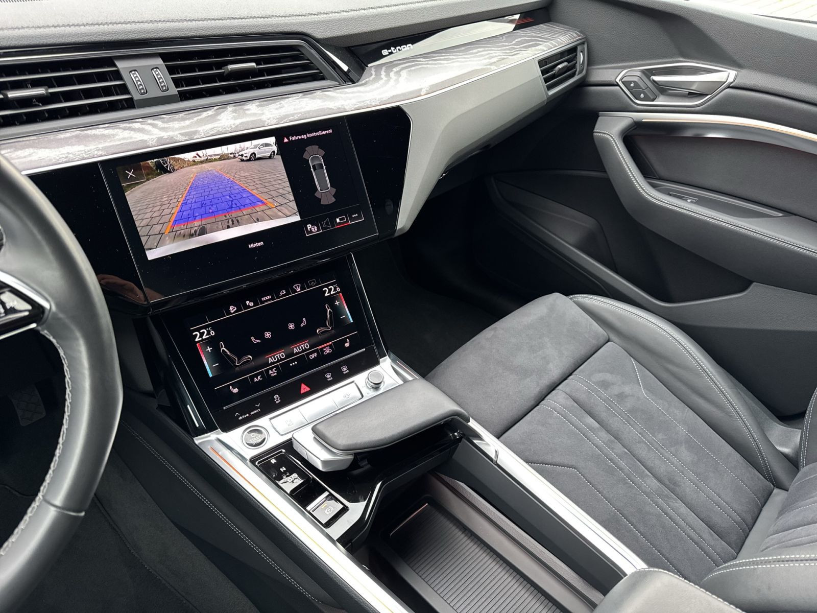 Audi - Q8 e-tron_24