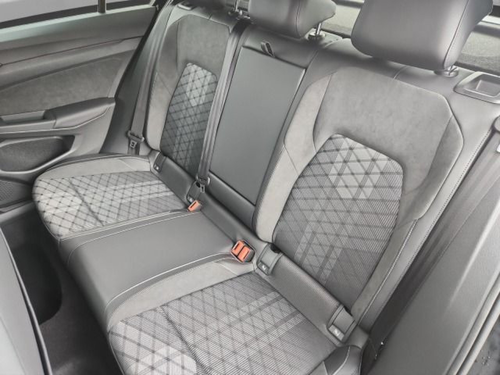 Volkswagen - Golf_15