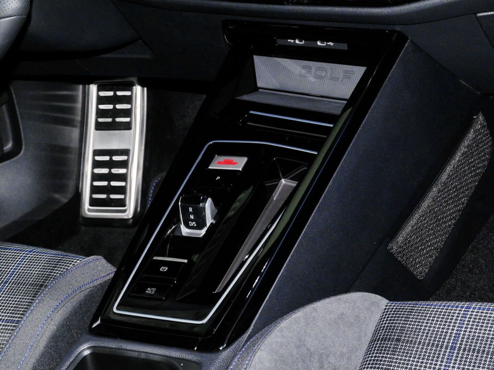 Volkswagen - Golf_8