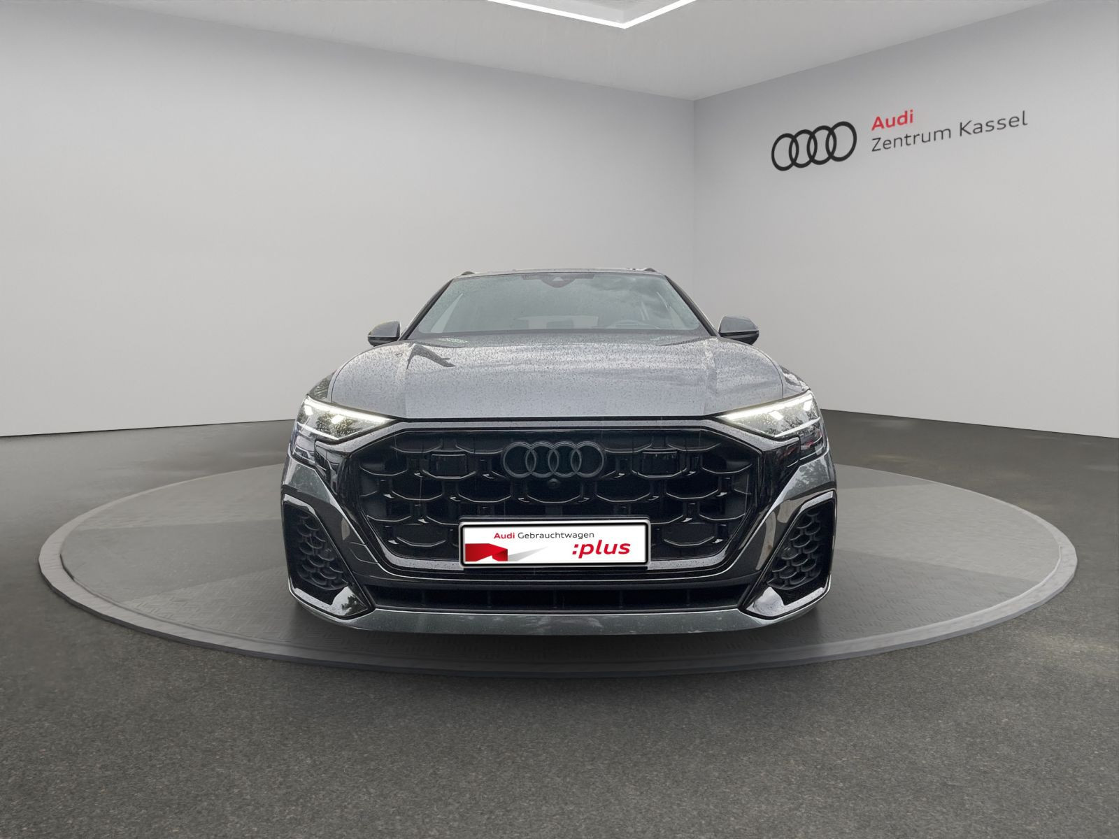 Audi - Q8_10