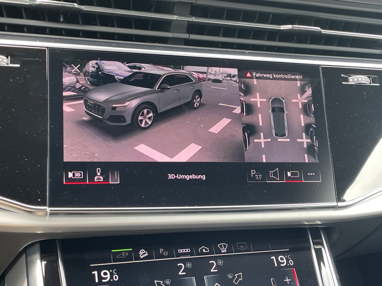 Audi - Q8_24