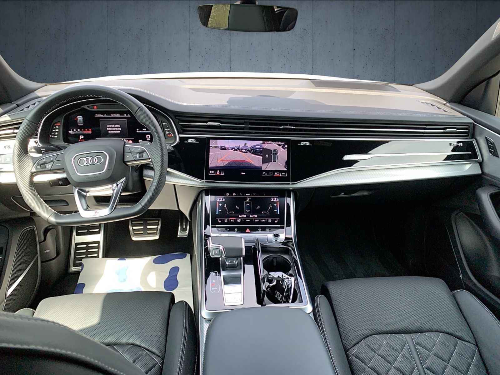 Audi - Q8_13