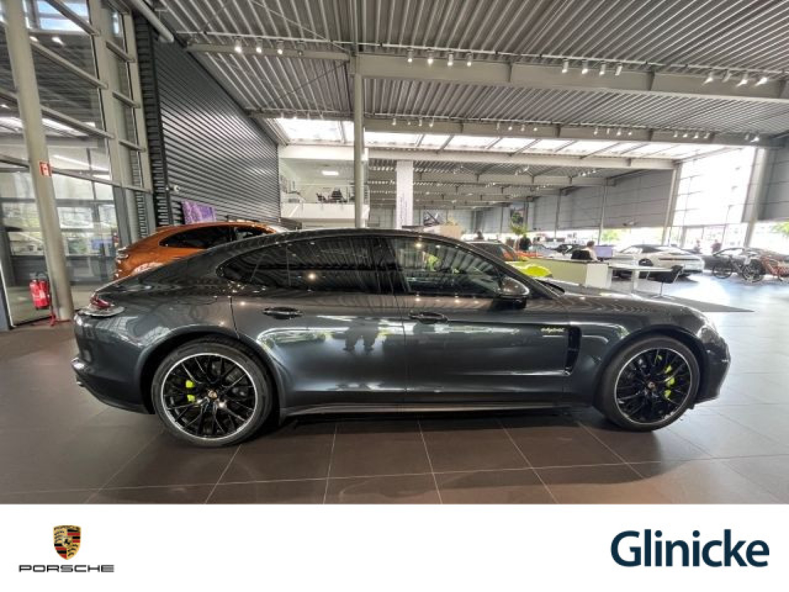 Porsche - Panamera_4