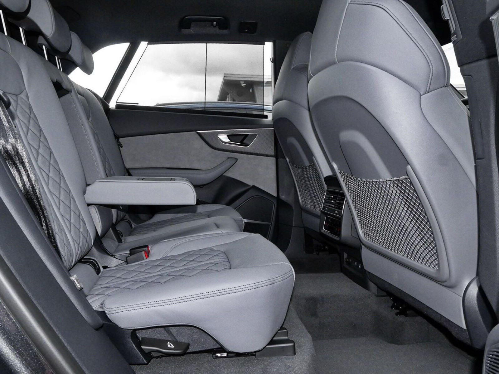 Audi - SQ8_10