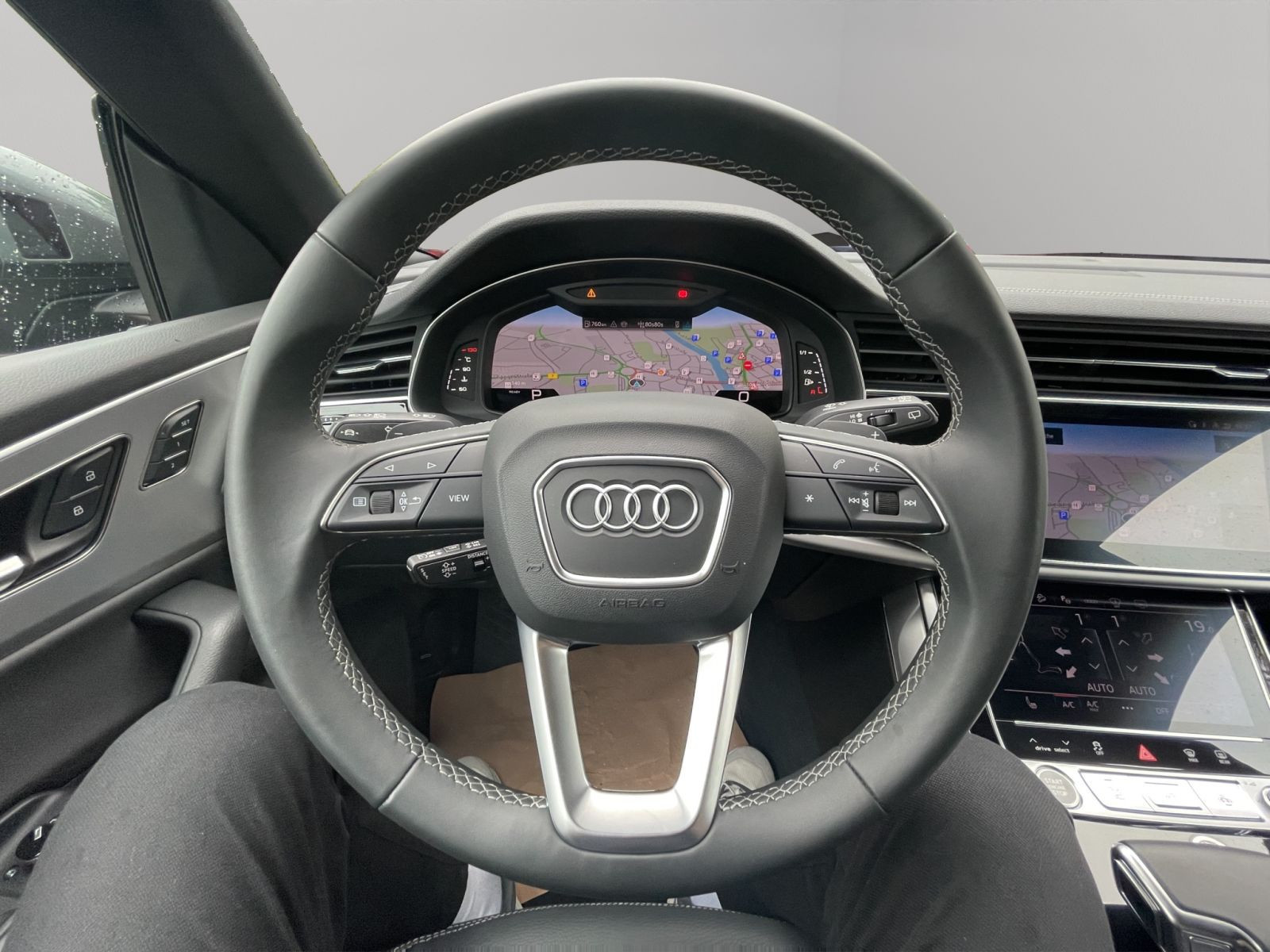 Audi - Q8_12