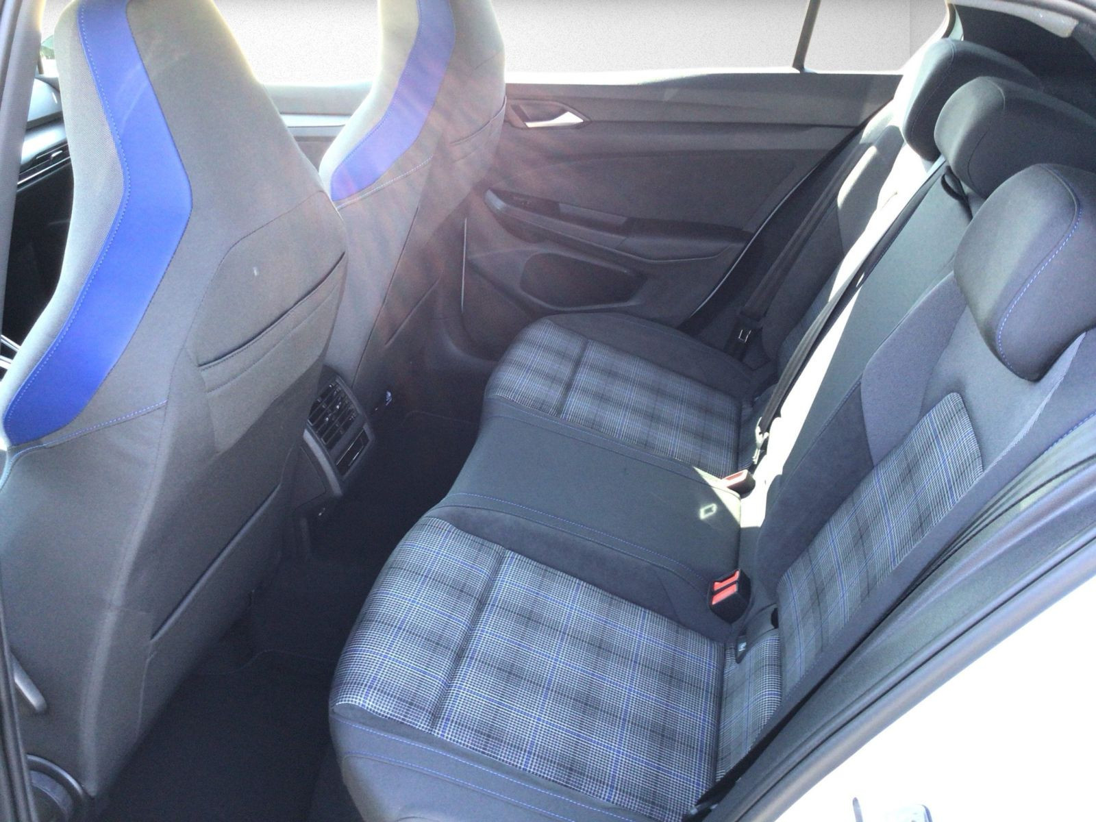 Volkswagen - Golf_12