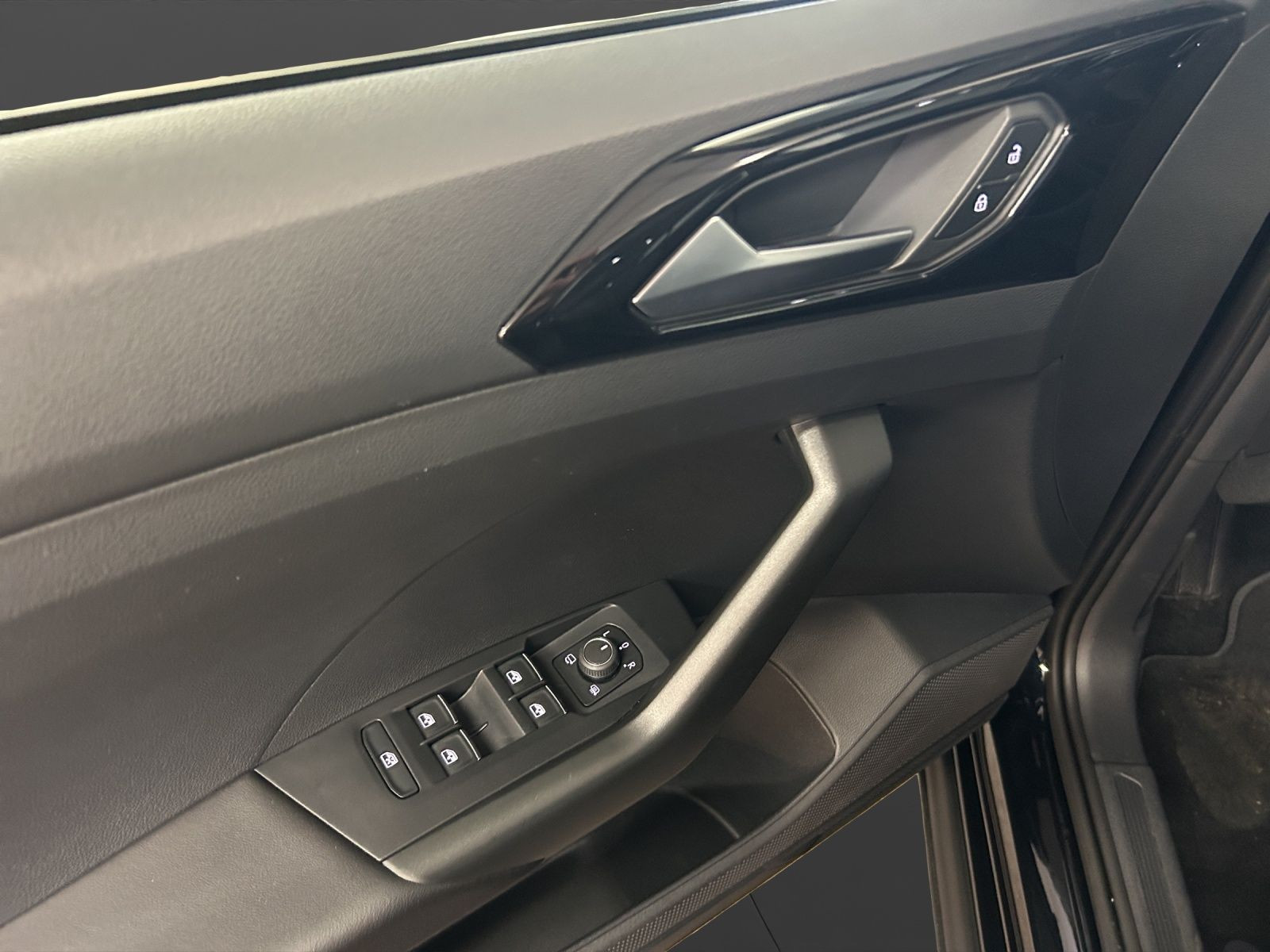 Volkswagen - T-Cross_12