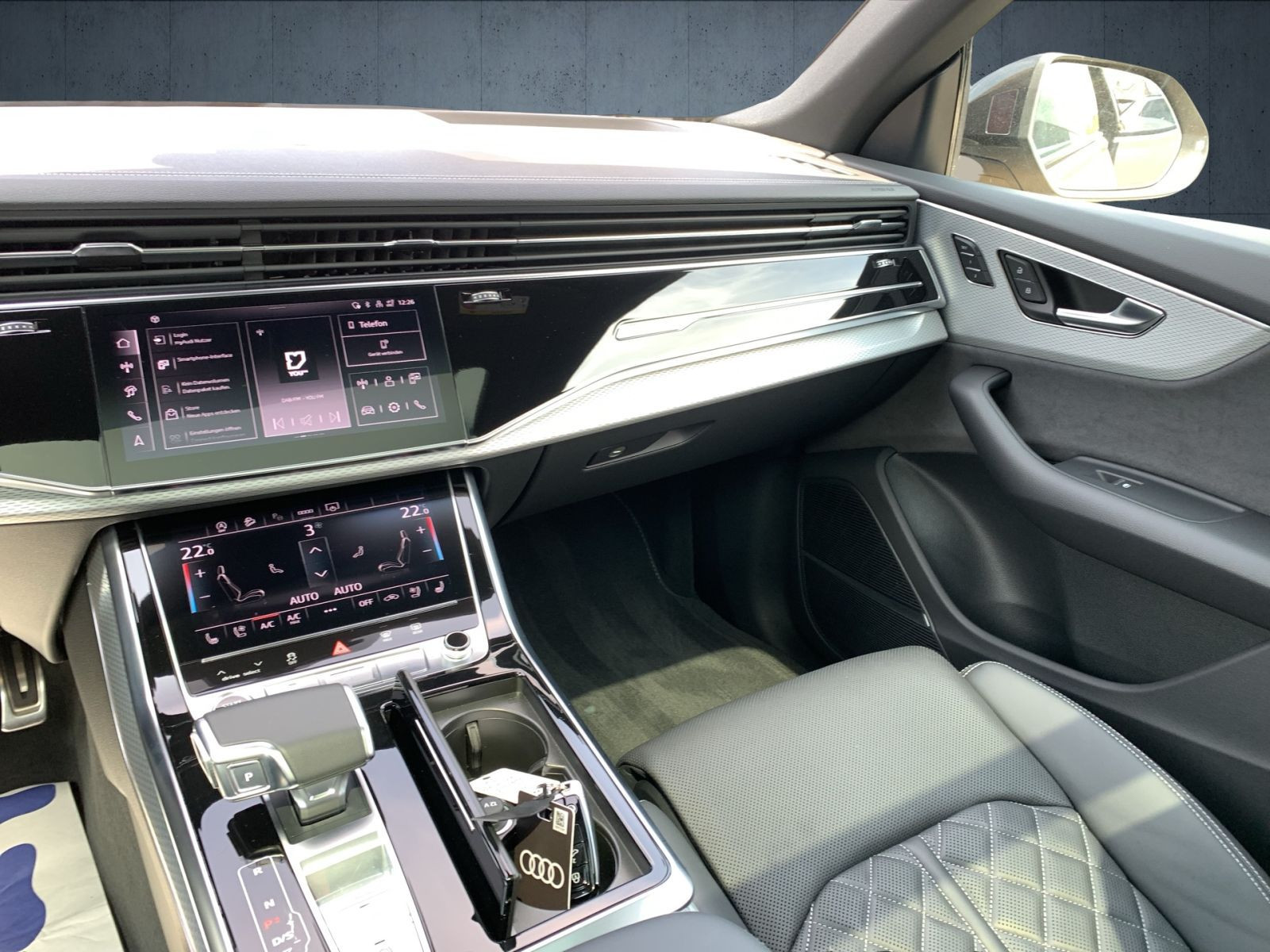 Audi - Q8_25