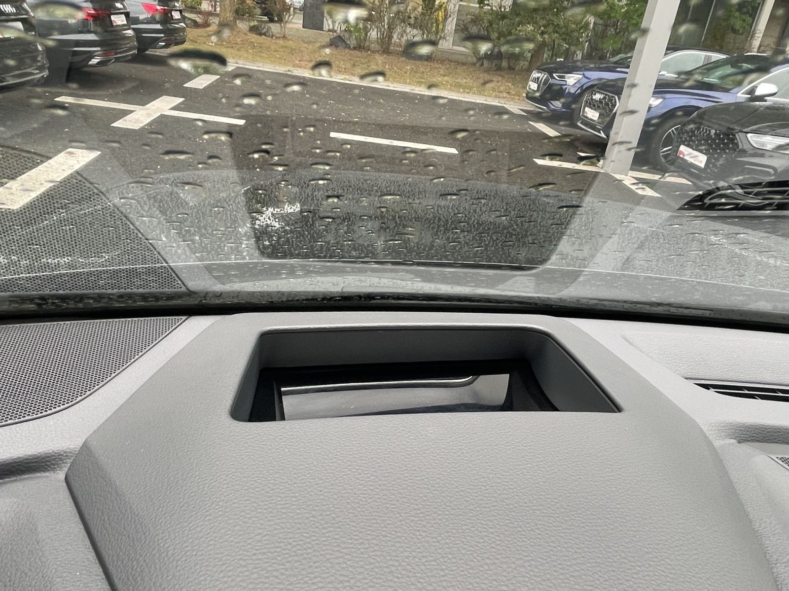 Audi - Q8_24
