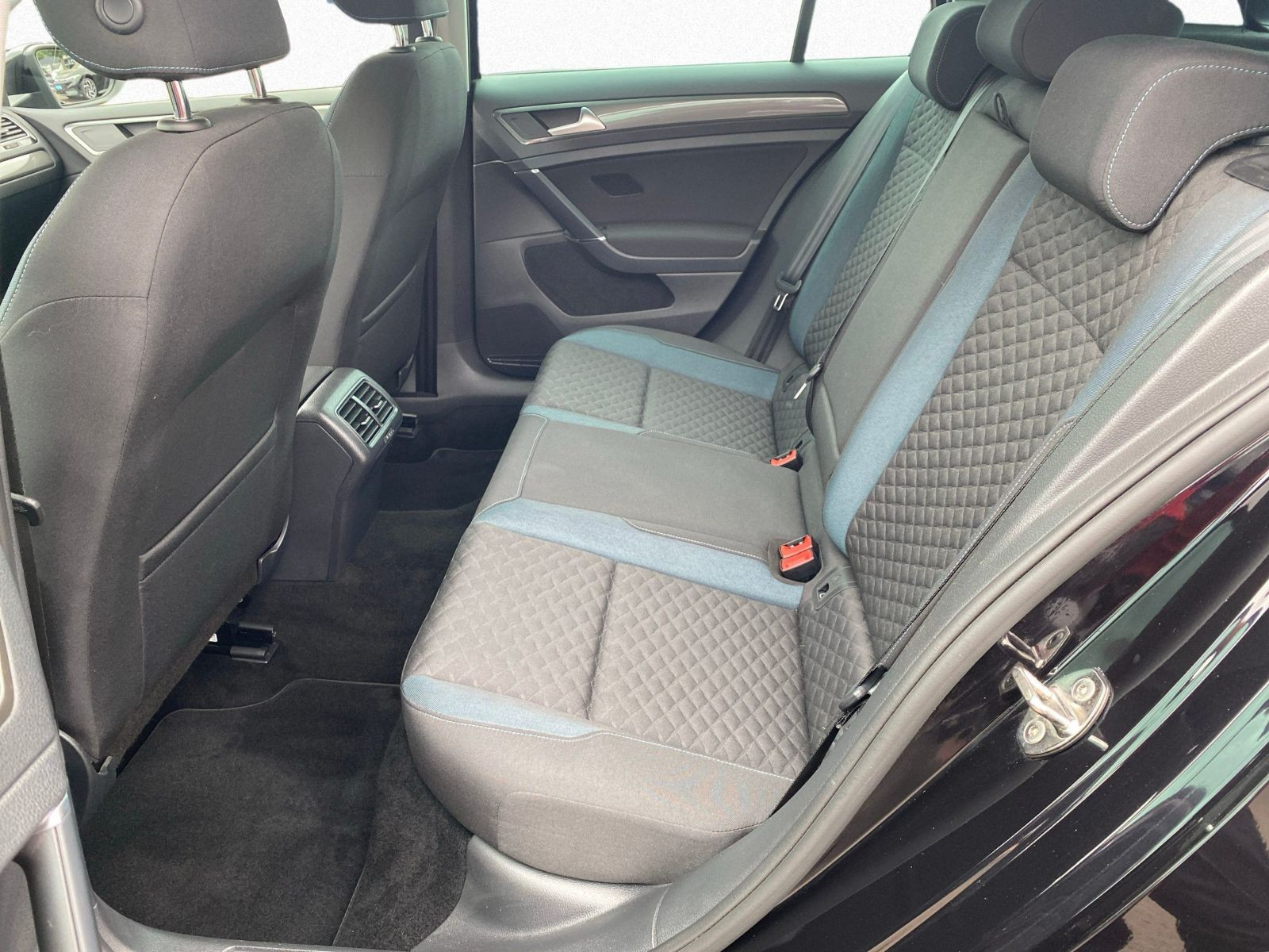 Volkswagen - Golf_14