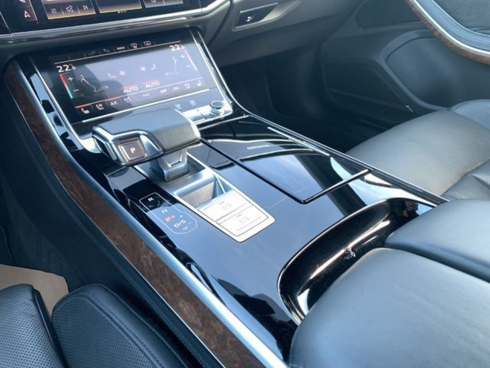 Audi - A8_29