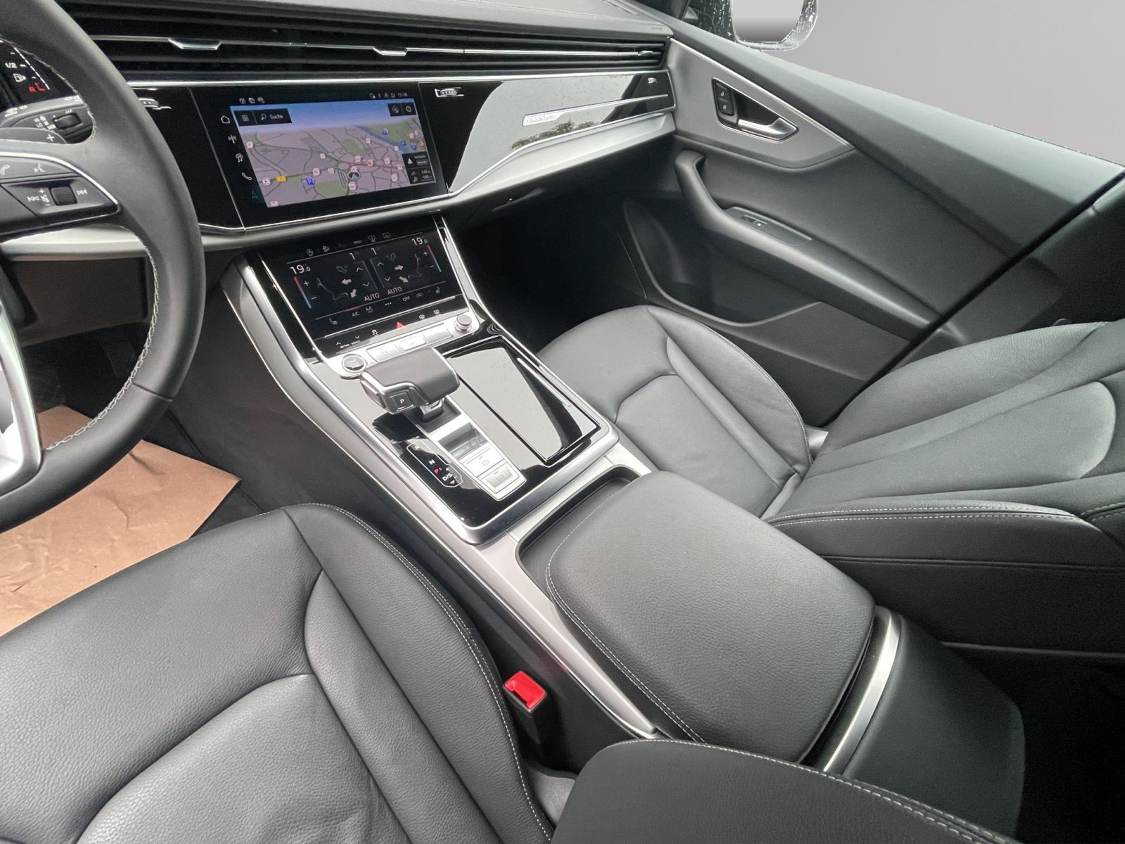 Audi - Q8_15