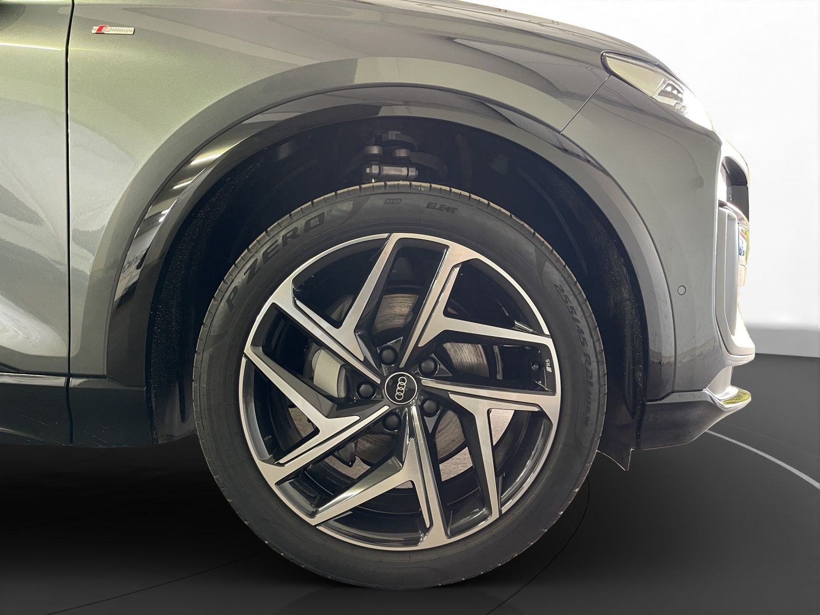 Audi - Q6 SUV e-tron_15