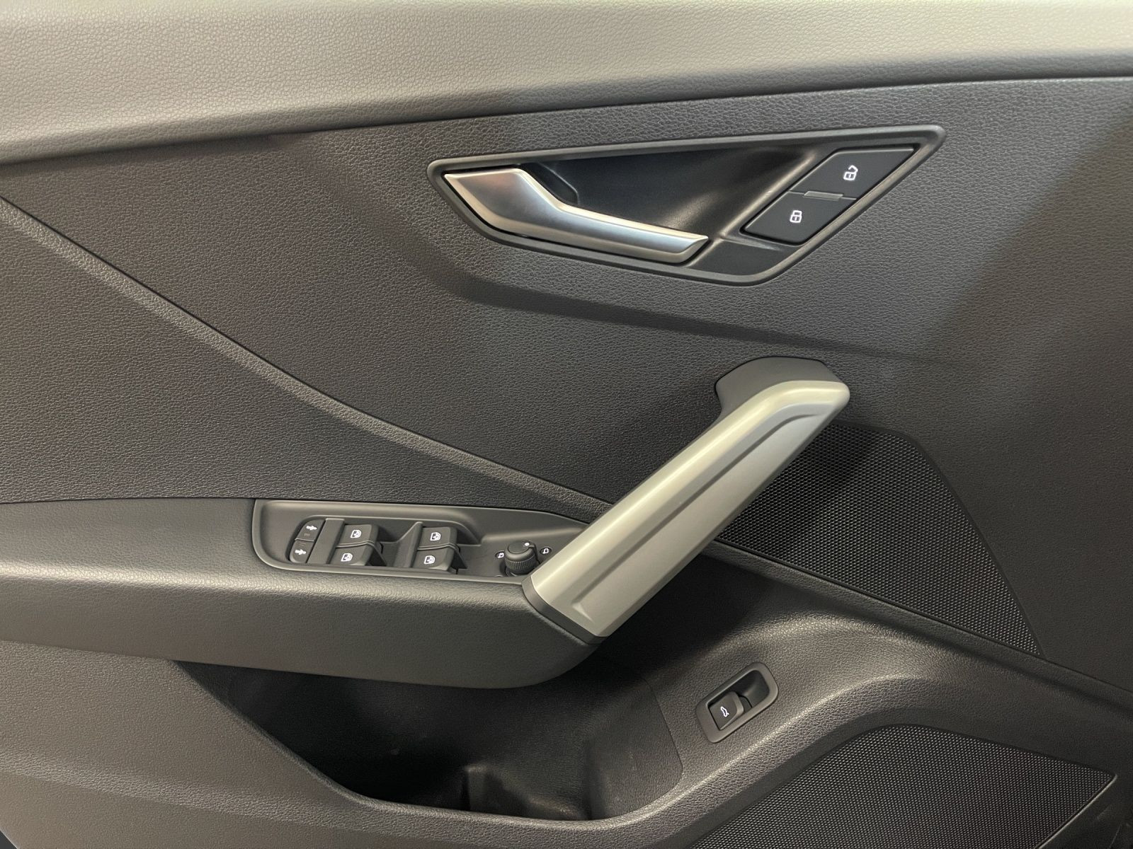 Audi - Q2_12