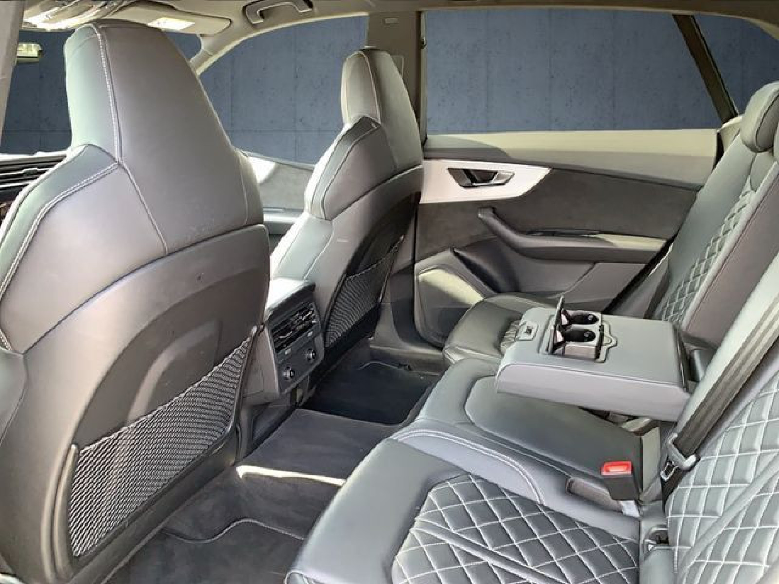 Audi - SQ8_15