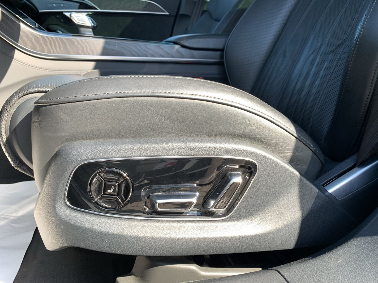 Audi - A8_32