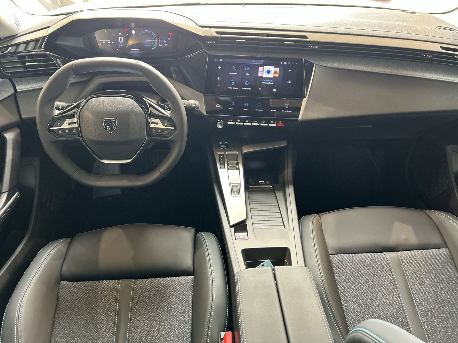 Peugeot - 408_13