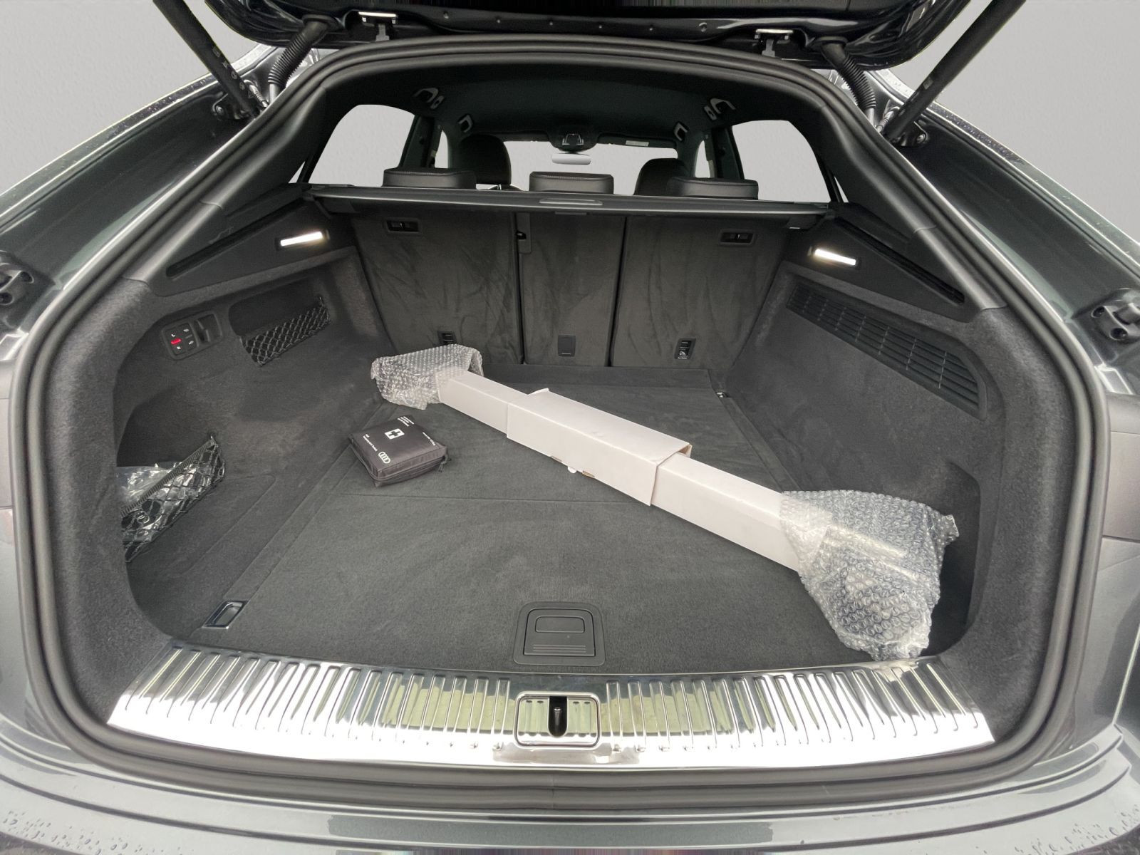 Audi - Q8_20