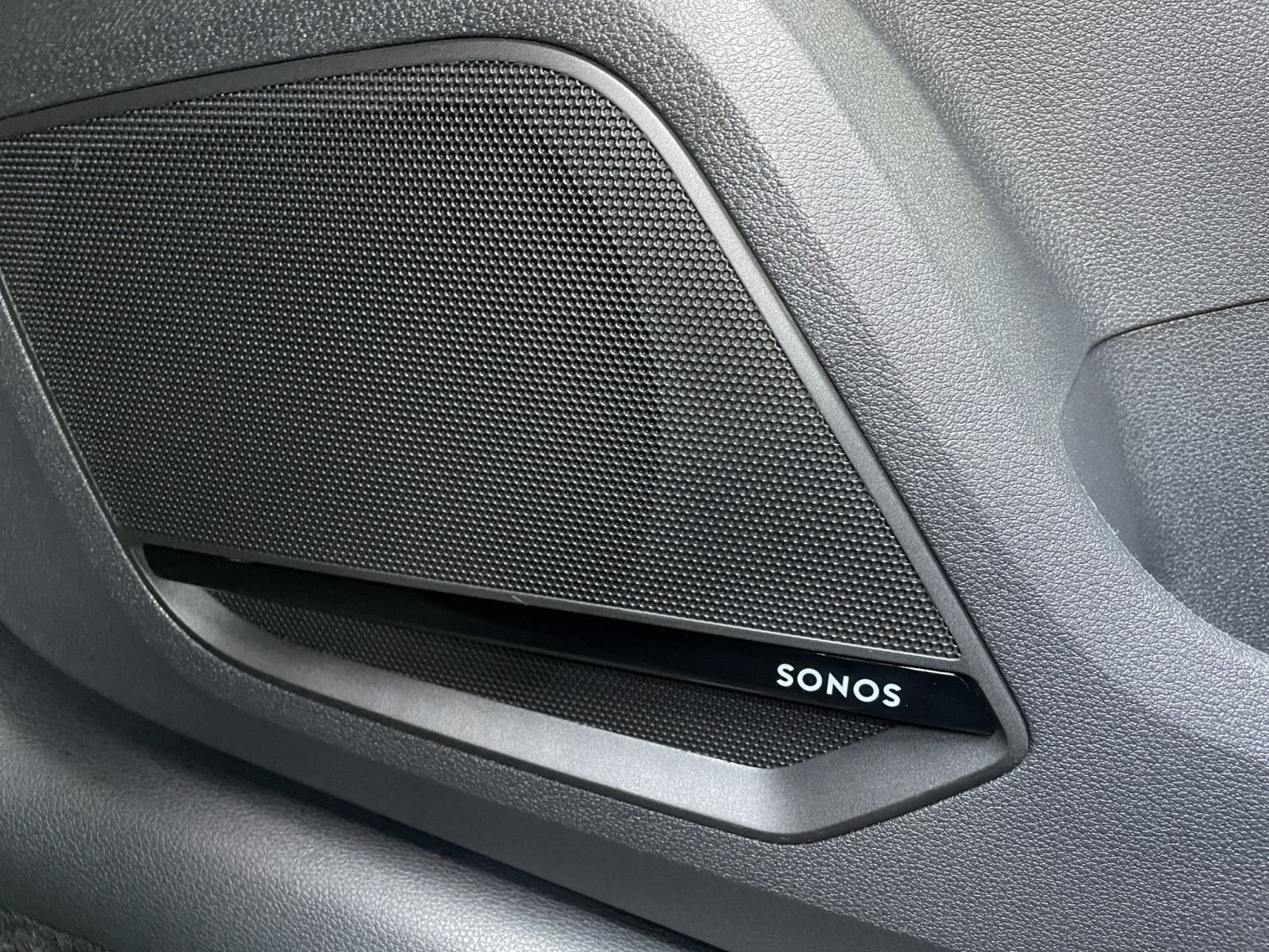 Audi - Q2_26