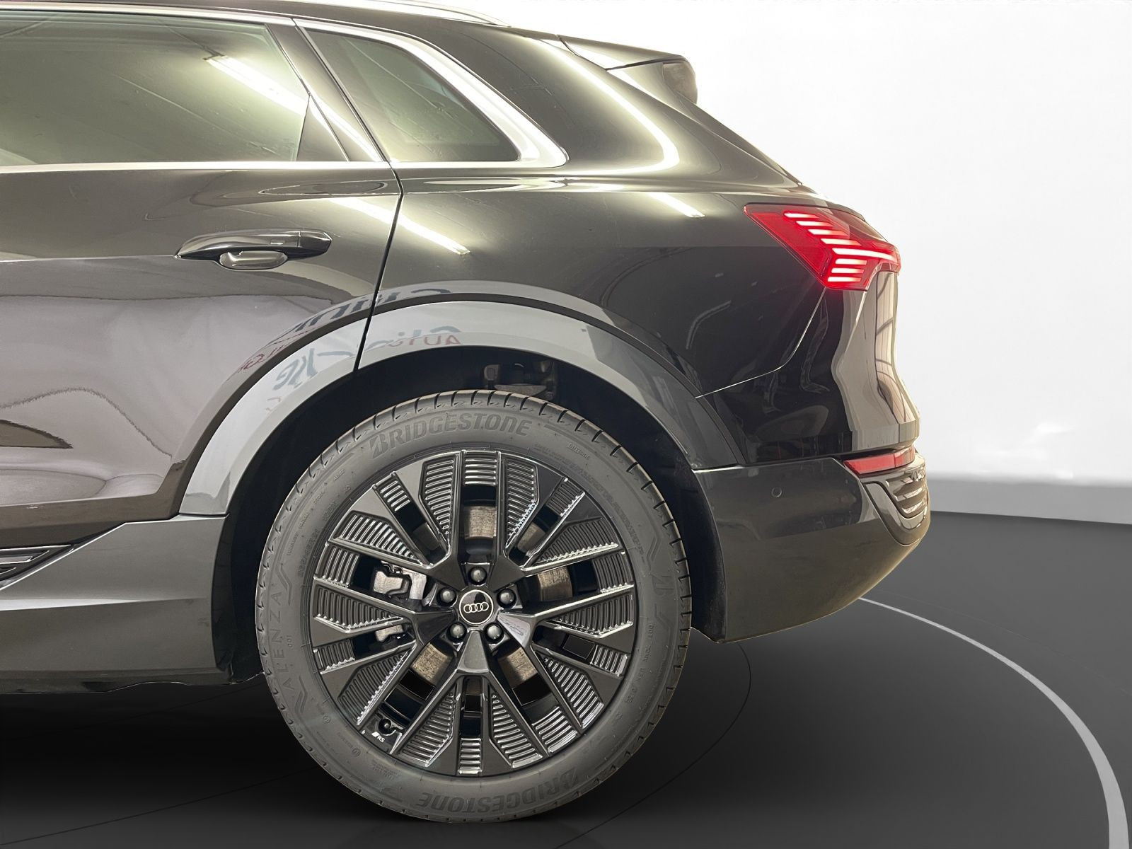 Audi - Q8 e-tron_14