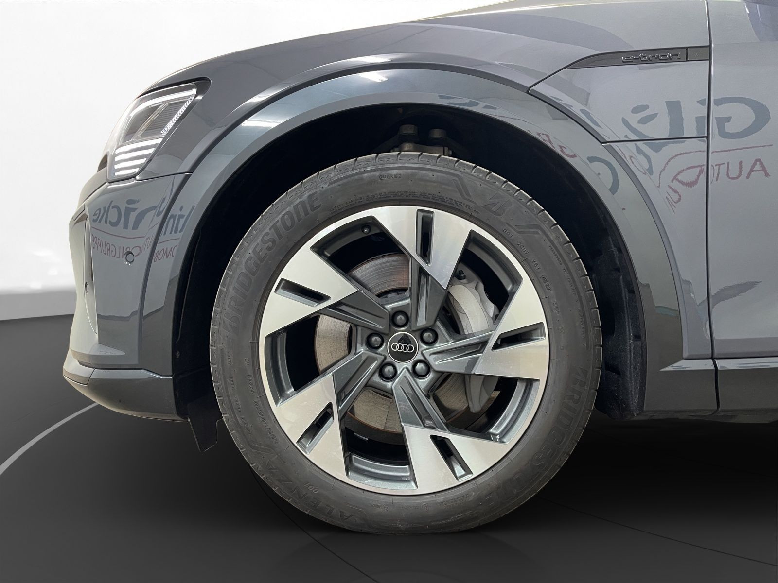 Audi - Q8 e-tron_11