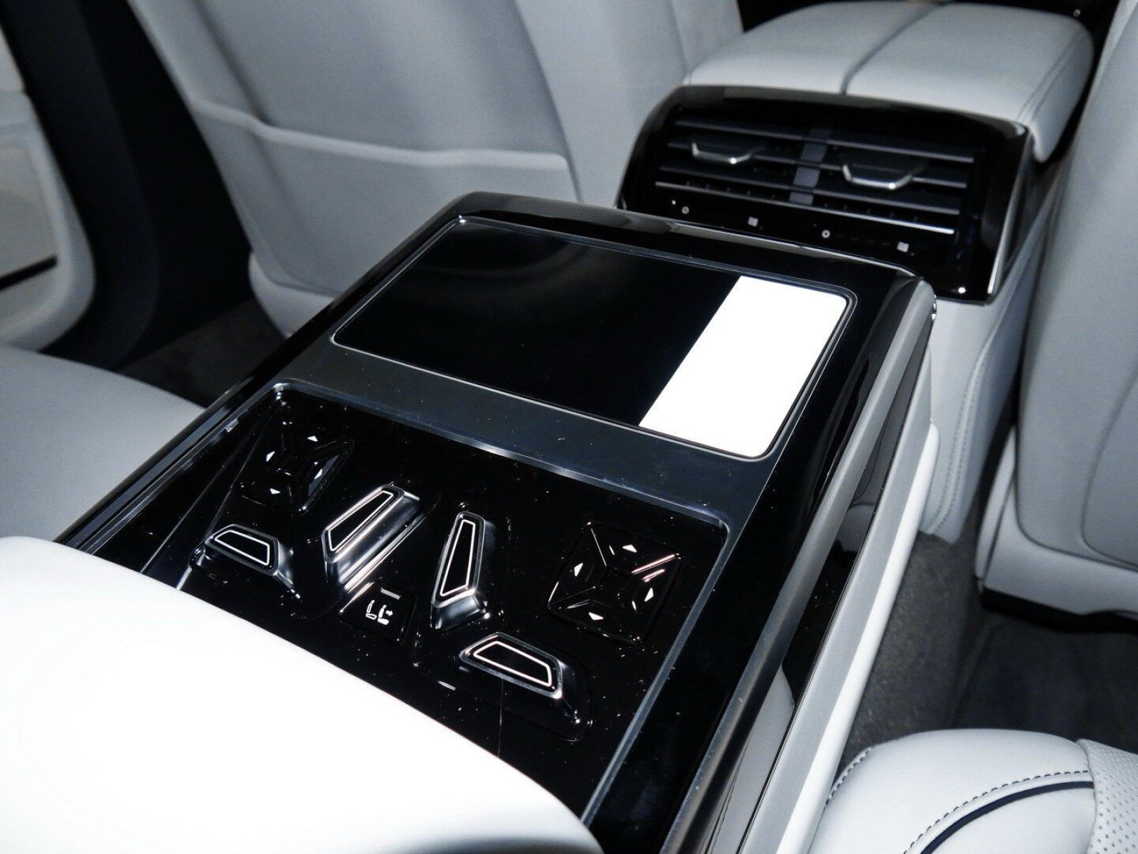 Audi - A8_8