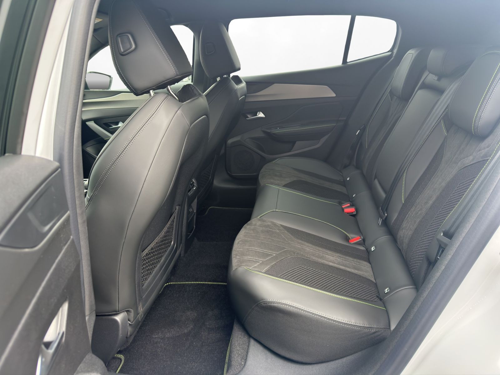 Peugeot - 408_12