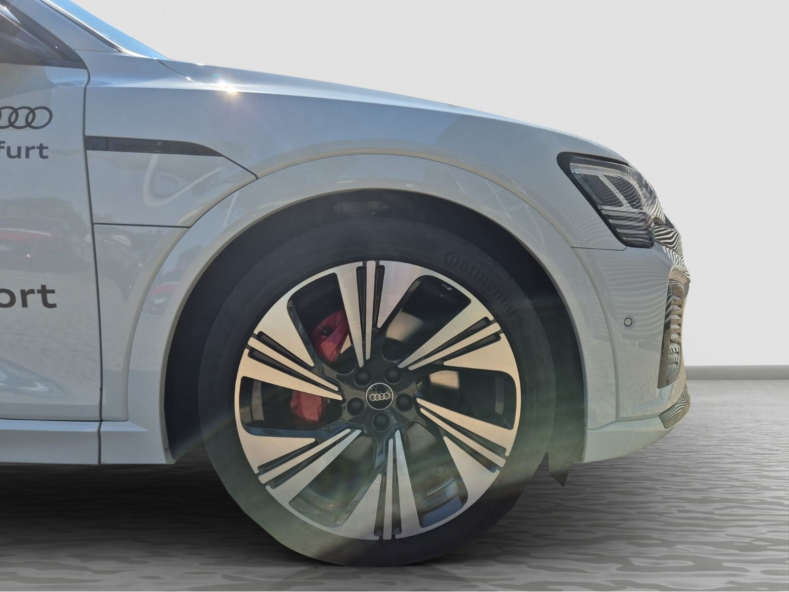 Audi - Q8 e-tron_25