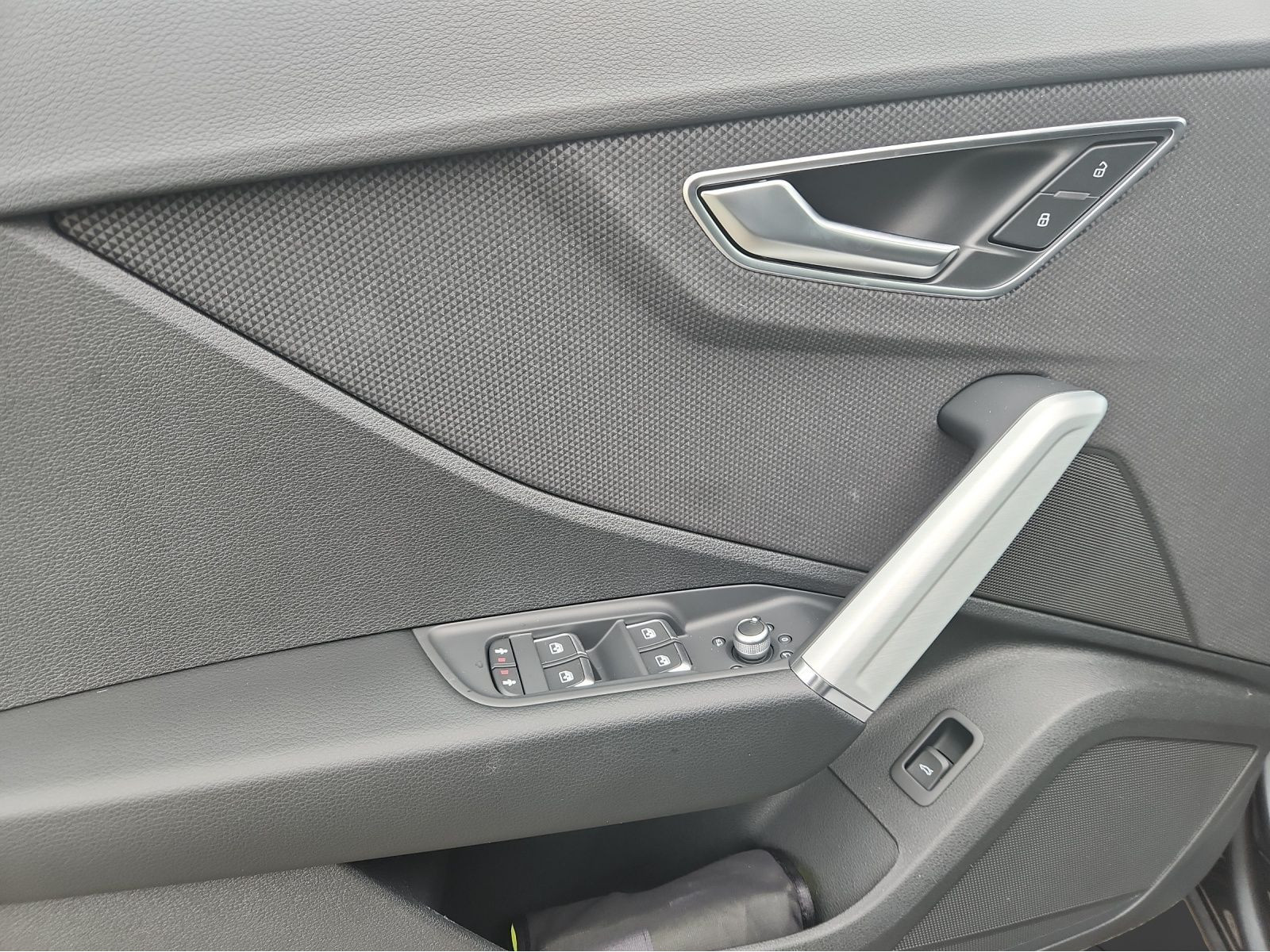 Audi - Q2_15