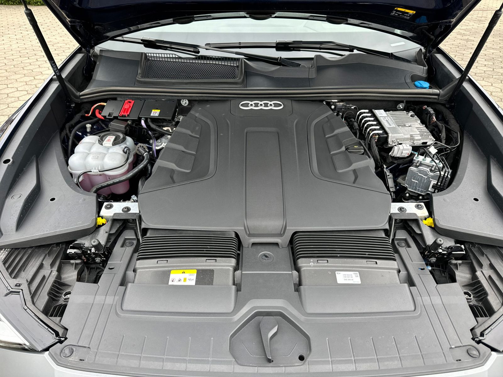 Audi - Q8_20