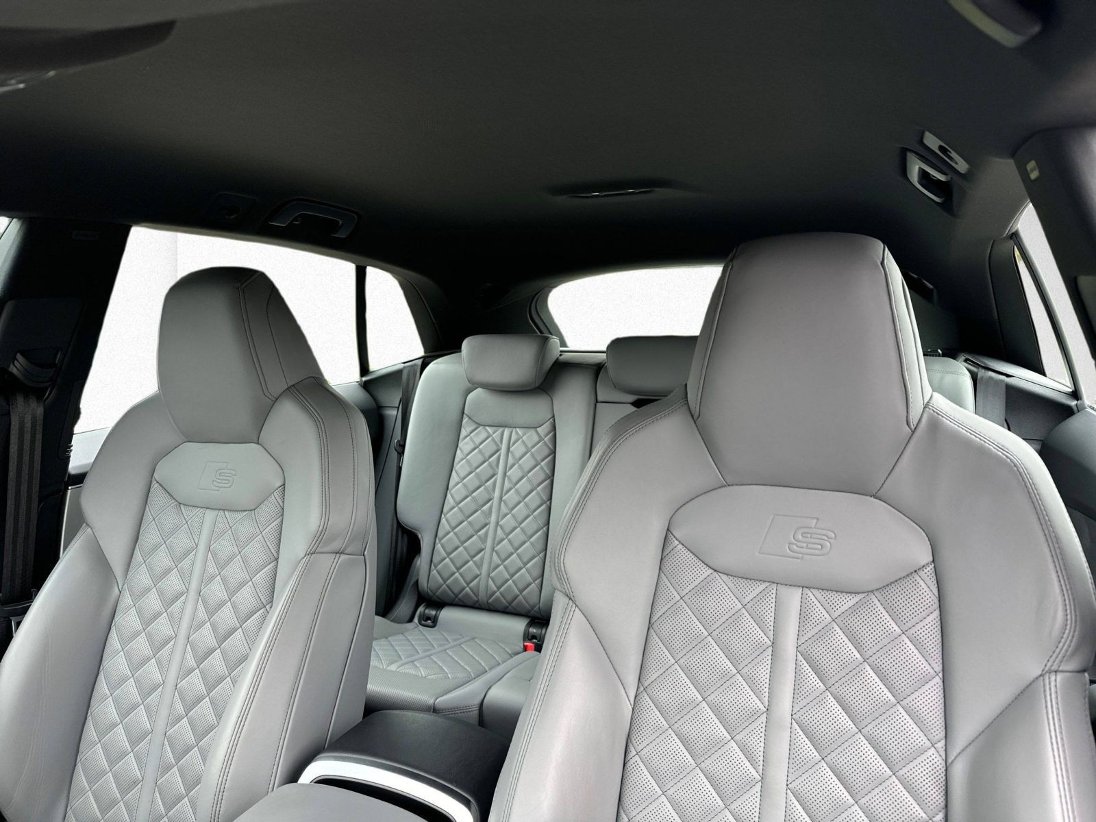 Audi - Q8_9