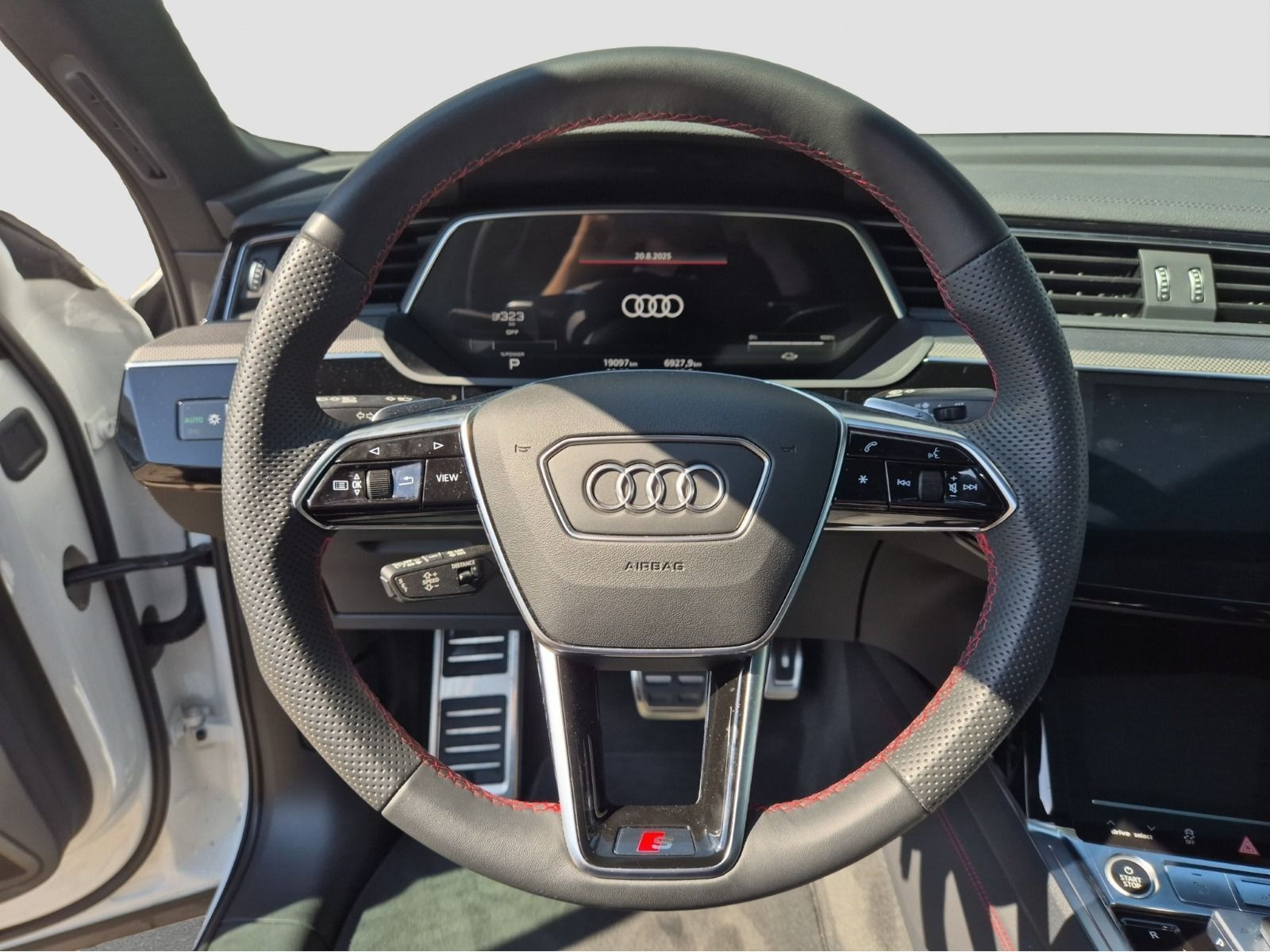 Audi - Q8 e-tron_12