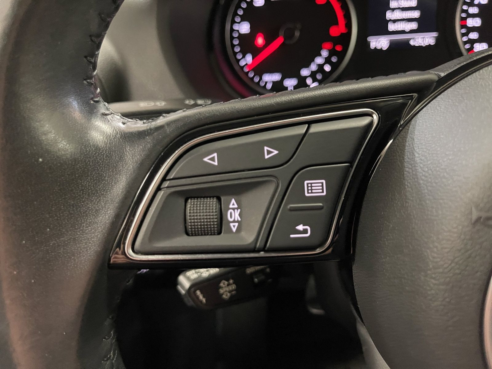 Audi - Q2_25