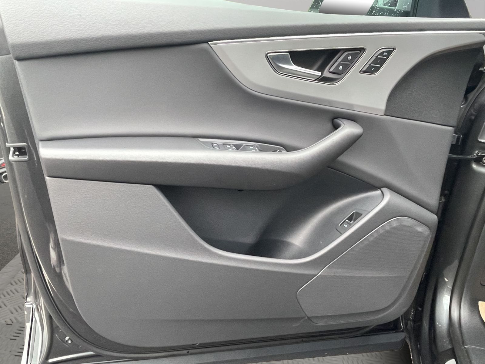 Audi - Q8_16