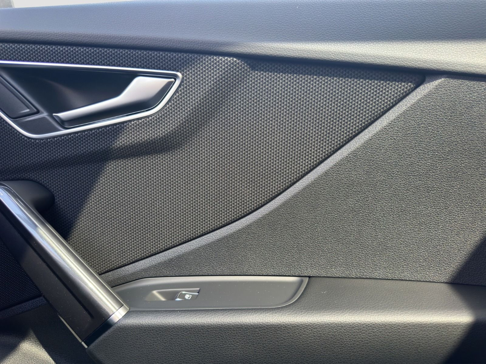 Audi - Q2_19