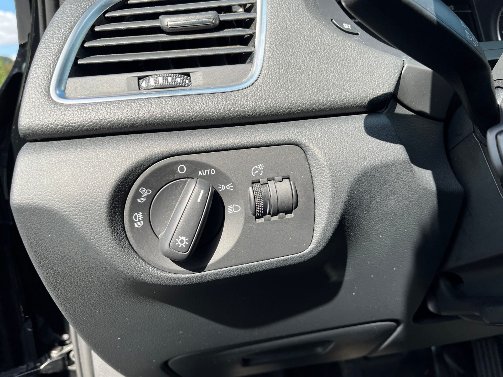 Audi - Q3_18